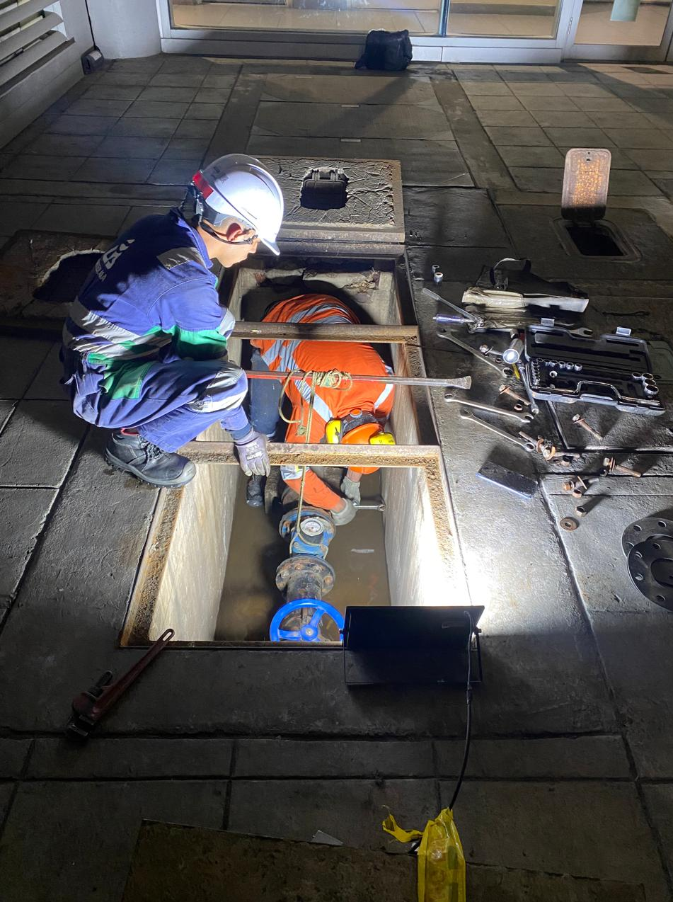 Equipo técnico de ECOPLUSS instalando una solución hidráulica en campo